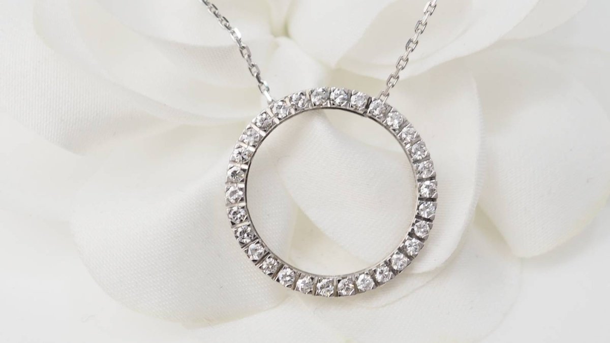 Collier pendentif cercle en or blanc et diamants - Castafiore