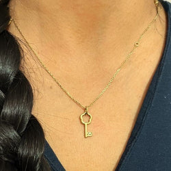 Collier Pendentif CHANEL en or jaune et diamant - Castafiore