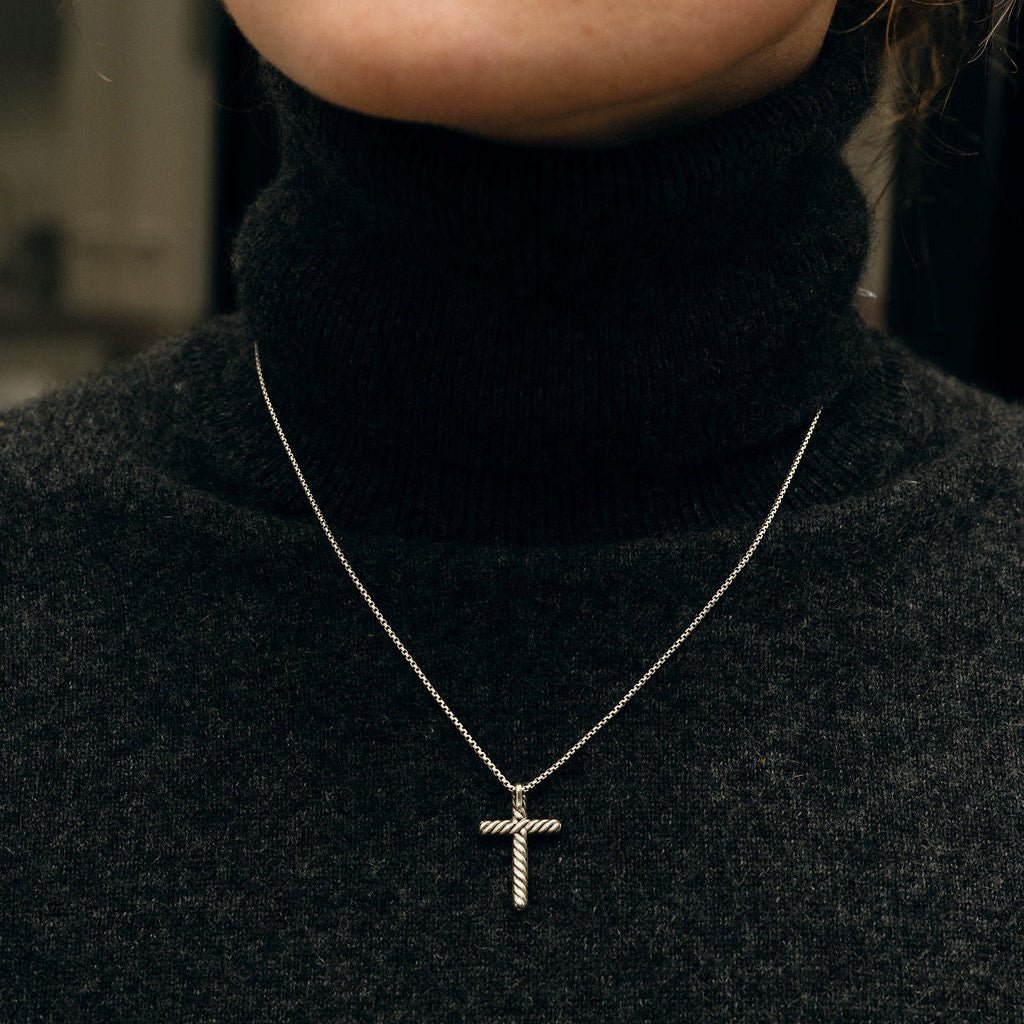 Collier Pendentif Croix DAVID YURMAN en argent et diamants - Castafiore