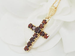 Collier pendentif croix en or jaune et grenats - Castafiore