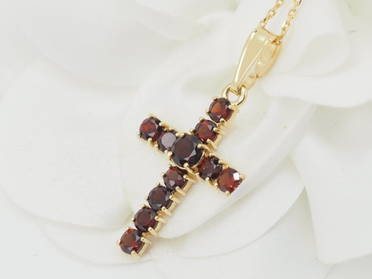 Collier pendentif croix en or jaune et grenats - Castafiore