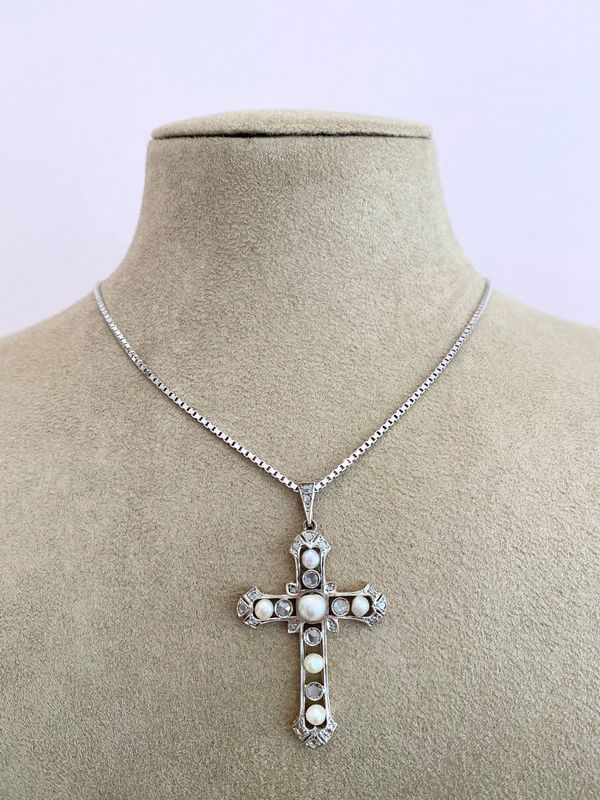 Collier Pendentif Croix en or jaune, platine, perles et diamants - Castafiore