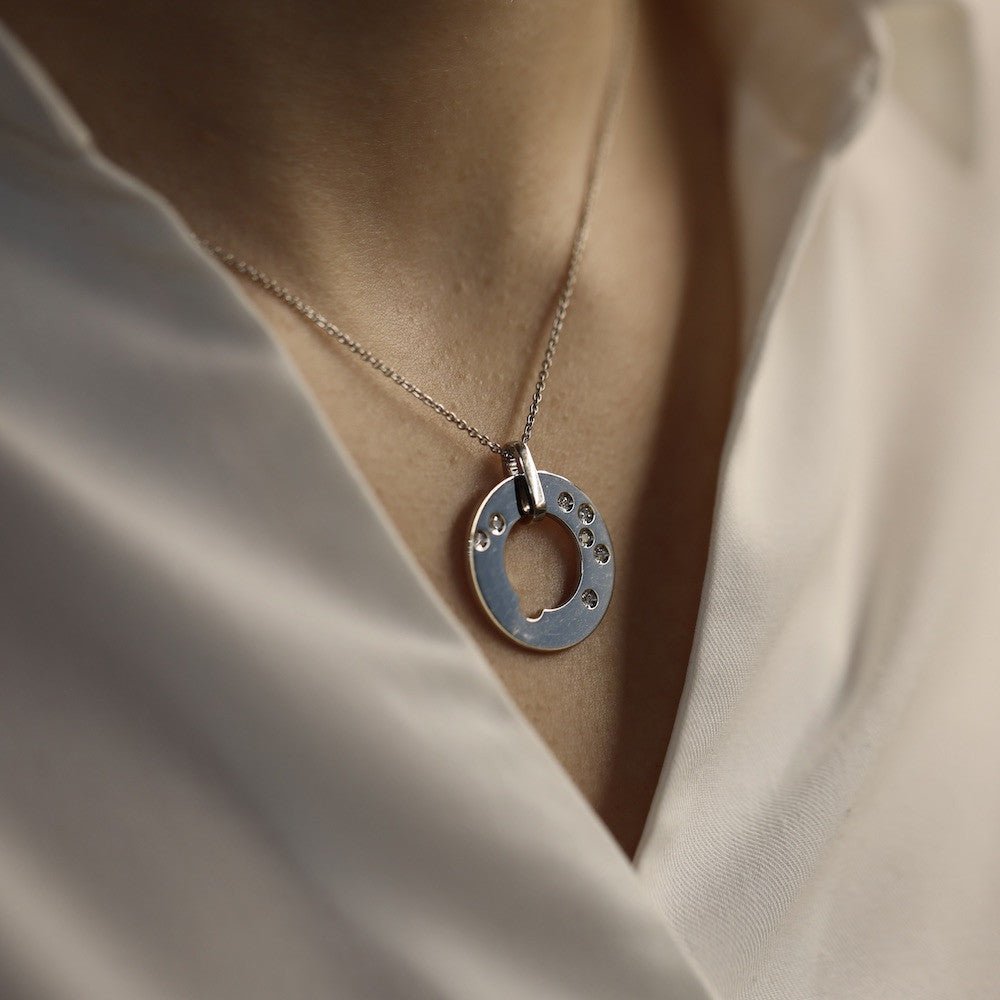 Collier pendentif Dinh Van "Cible" Grand Modèle en or gris 18K avec diamant – Vers 2015 - Castafiore