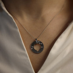 Collier pendentif Dinh Van "Cible" Grand Modèle en or gris 18K avec diamant – Vers 2015 - Castafiore