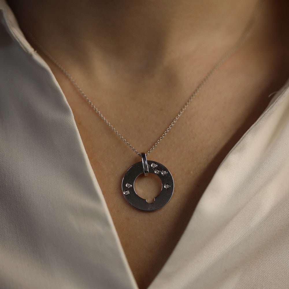 Collier pendentif Dinh Van "Cible" Grand Modèle en or gris 18K avec diamant – Vers 2015 - Castafiore