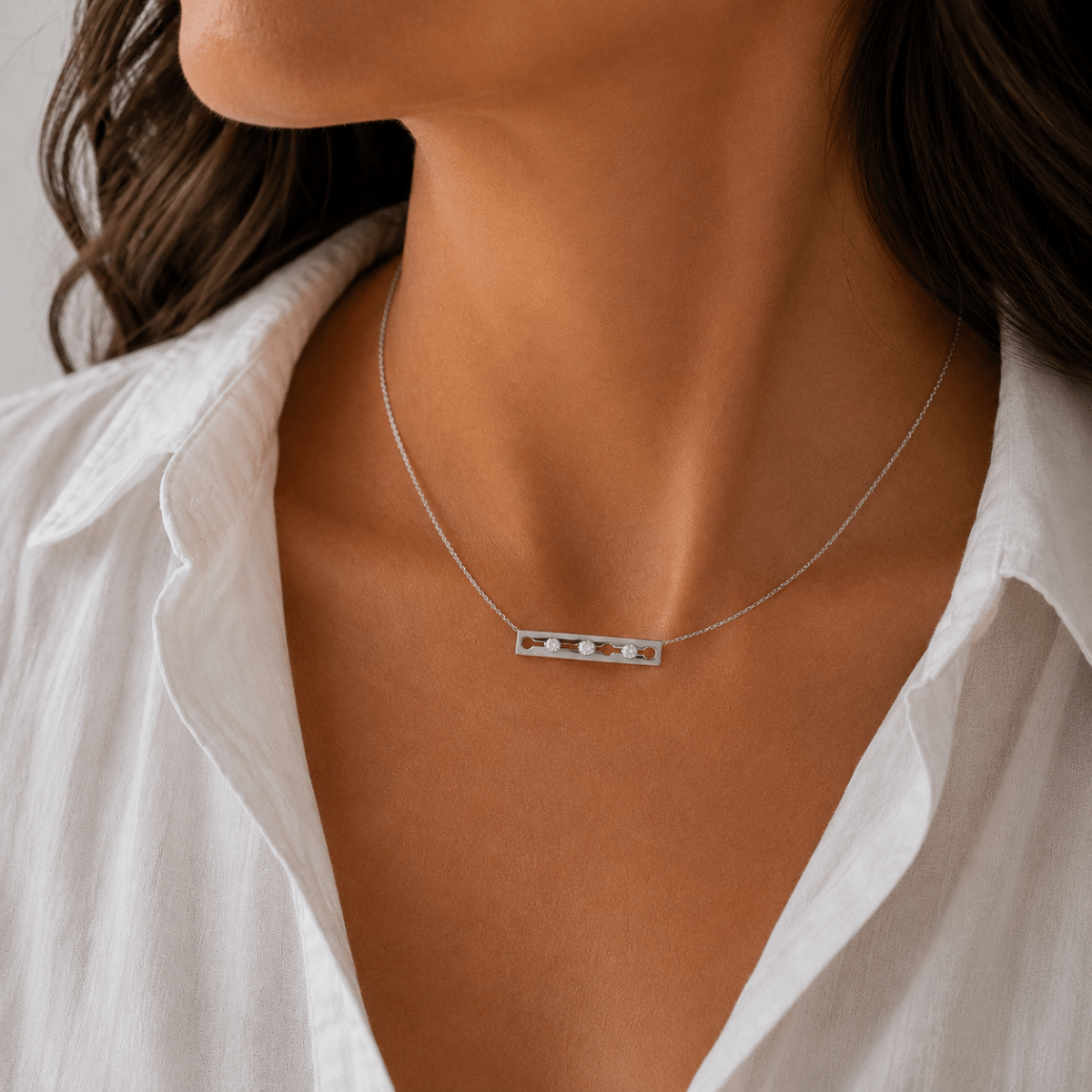 Collier Pendentif DINH VAN en or blanc et diamants - Castafiore