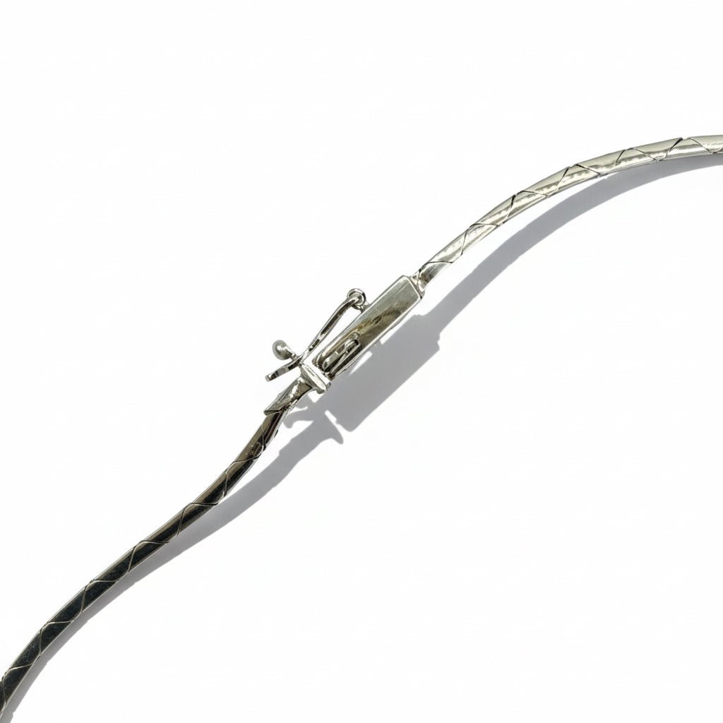 Collier pendentif en or blanc, saphir et diamants - Castafiore