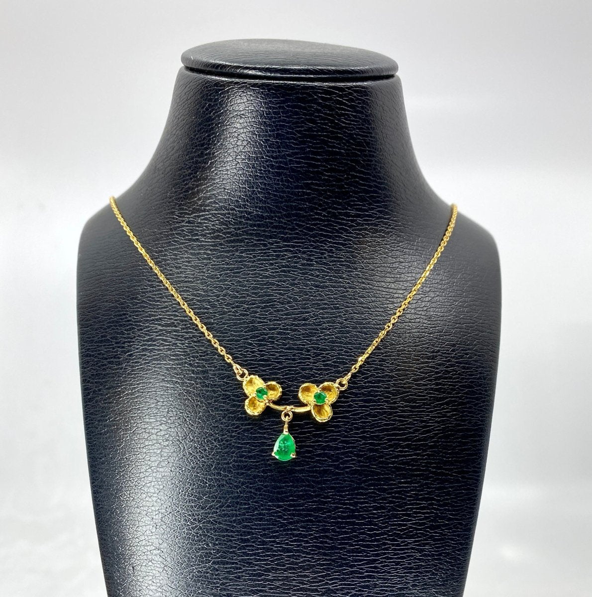 Collier pendentif en or jaune 18 carats et émeraudes - Castafiore