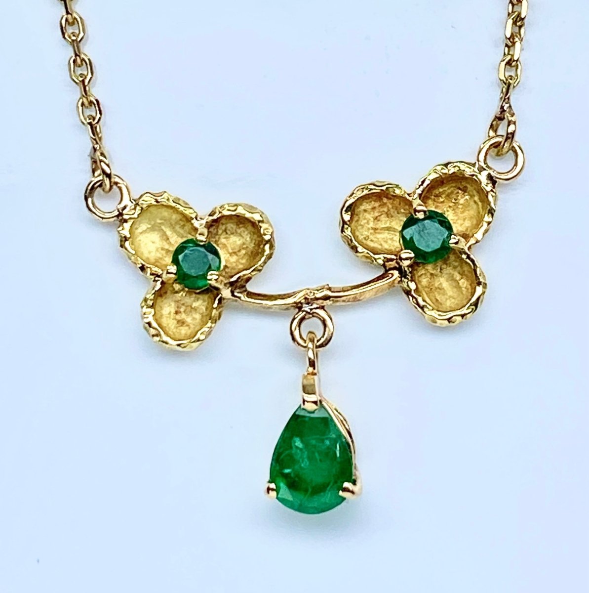 Collier pendentif en or jaune 18 carats et émeraudes - Castafiore