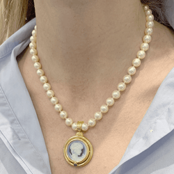 Collier Pendentif en or jaune, camée, onyx, perles et saphir - Castafiore