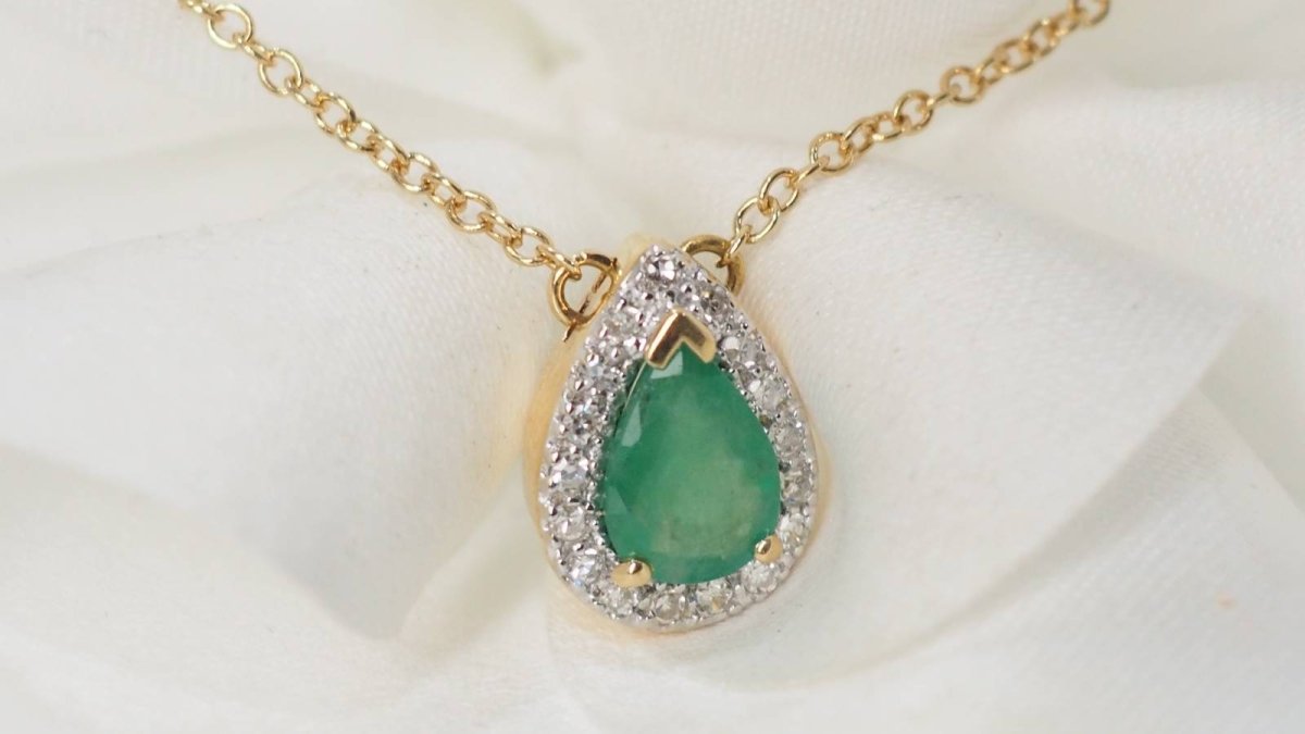 Collier pendentif en or jaune, émeraude et diamants - Castafiore