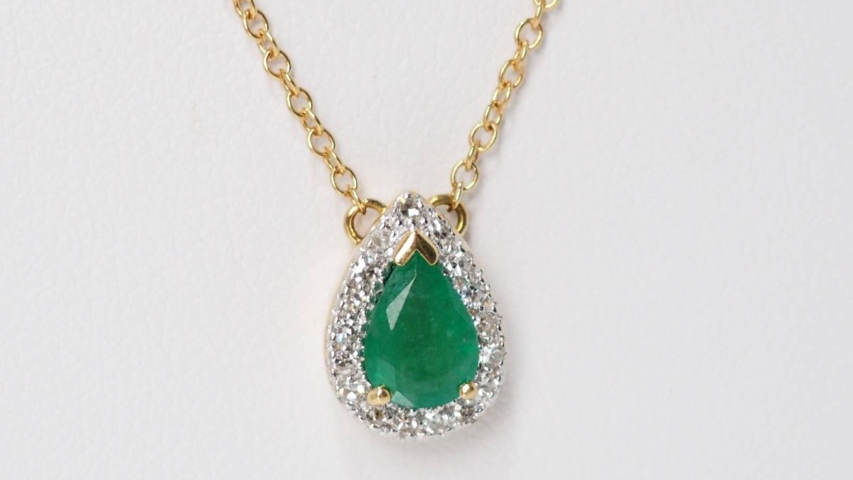 Collier pendentif en or jaune, émeraude et diamants - Castafiore