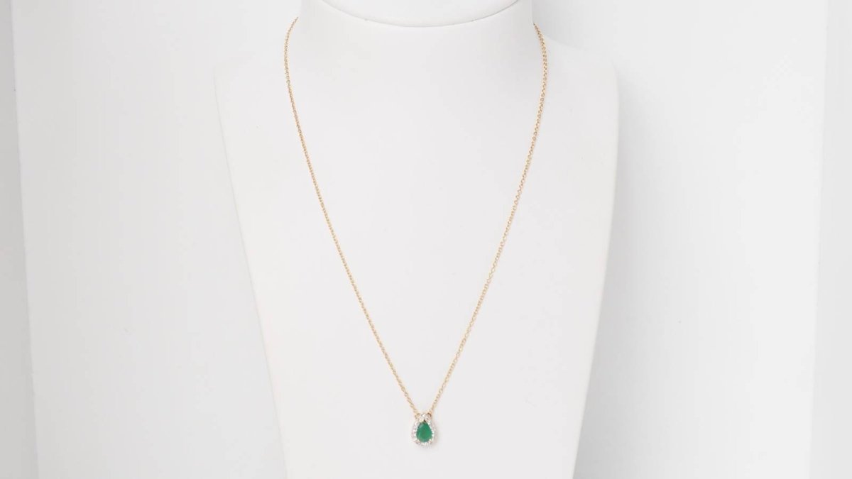 Collier pendentif en or jaune, émeraude et diamants - Castafiore