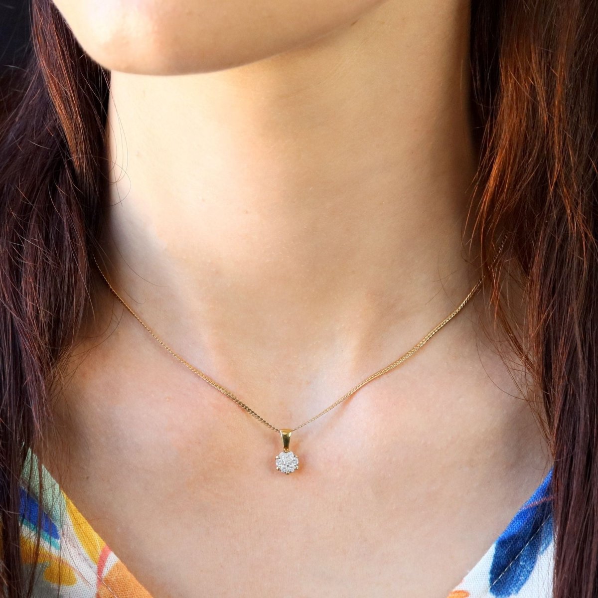Flower pendant diamonds and its flat chain yellow gold