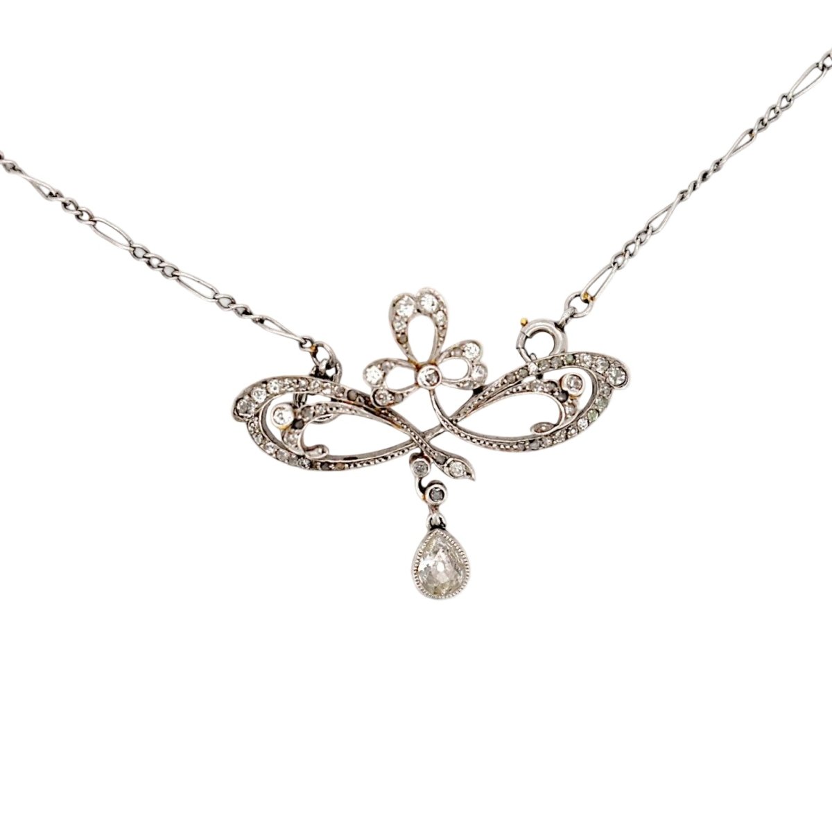 Pendentif en or jaune, corail et diamants