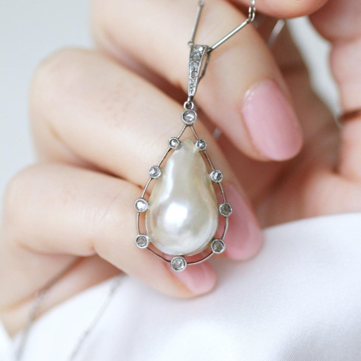 Collier Pendentif en platine or jaune, perle, et diamants - Castafiore