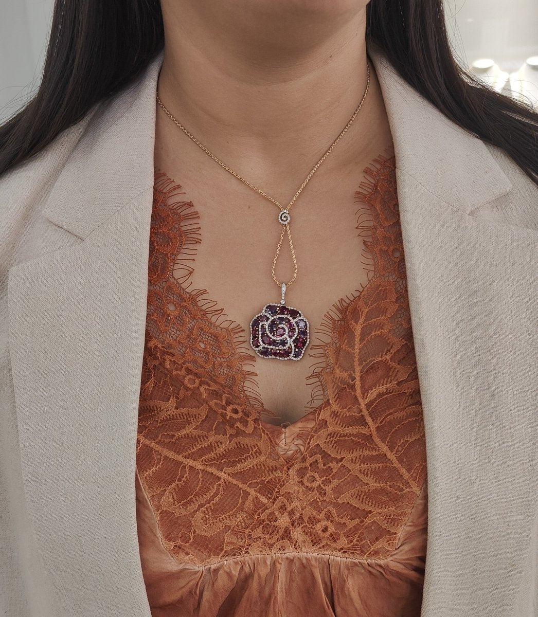 Collier pendentif fleur en or rose, pierres fines et diamants - Castafiore