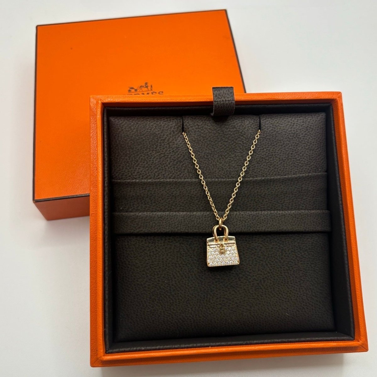 Collier Pendentif HERMÈS "Sac Birkin" en or rose et diamants - Castafiore