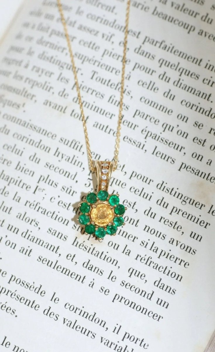 Collier Pendentif Marguerite Saphir Jaune et Emeraudes - Castafiore