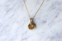 Collier Pendentif Marguerite Saphir Jaune et Emeraudes - Castafiore