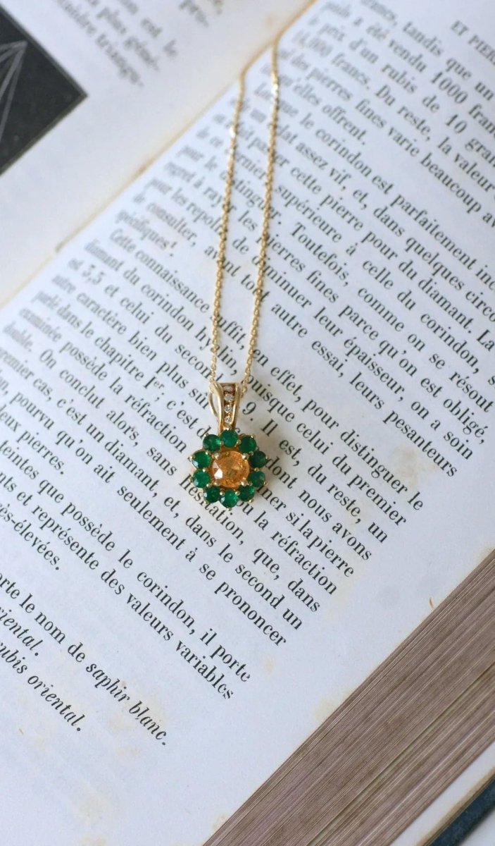 Collier Pendentif Marguerite Saphir Jaune et Emeraudes - Castafiore