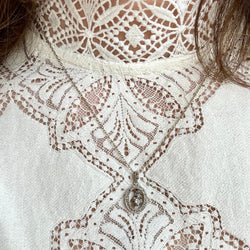 Collier Pendentif or blanc, platine et diamants - Castafiore