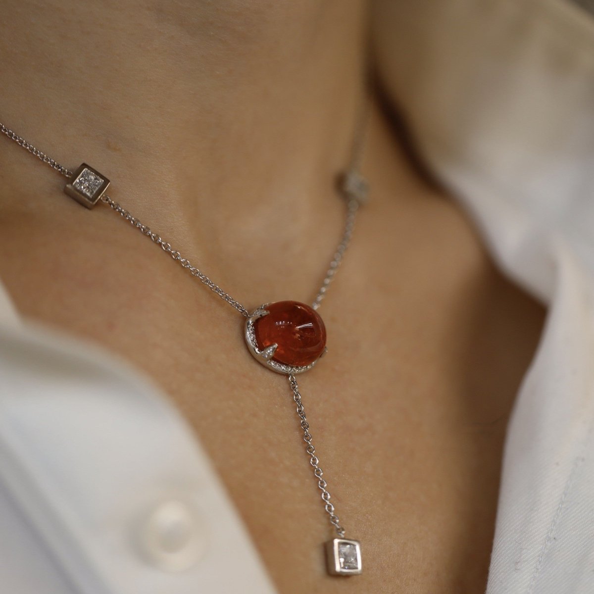 Collier Pendentif or gris 18k avec Spessartite cabochon et Diamants princesses et brillants. - Castafiore