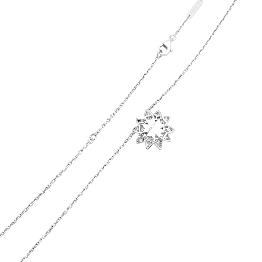 Collier Pendentif VAN CLEEF & ARPELS. "Lotus" en or blanc et diamants - Castafiore