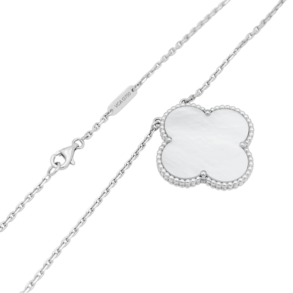 Collier Pendentif VAN CLEEF & ARPELS "Magic Alhambra" en or blanc et nacre - Castafiore