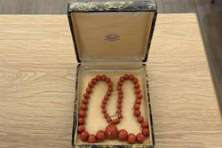 Collier perles de corail et fermoir en or 18k - Castafiore