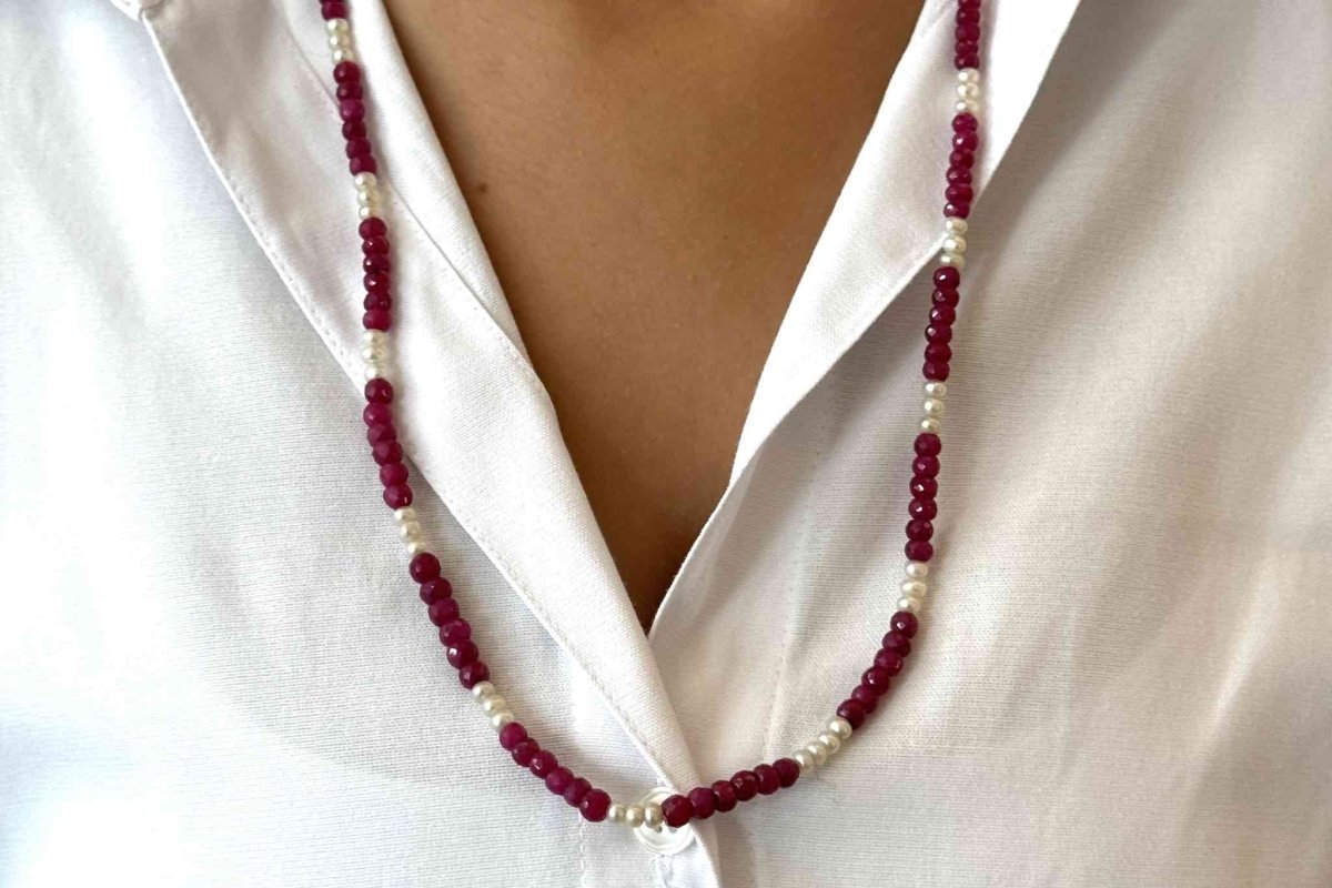 Collier perles de culture et perles de rubis facettés - Castafiore