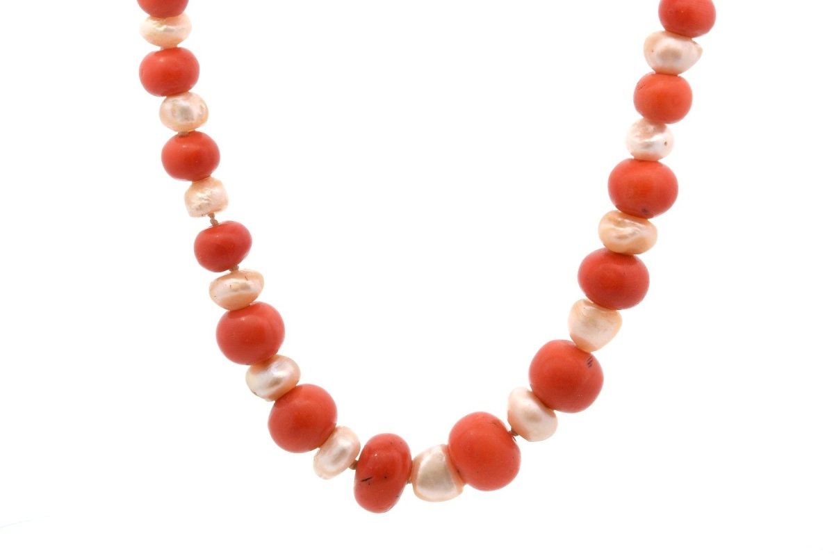 Necklace antique pearls and coral