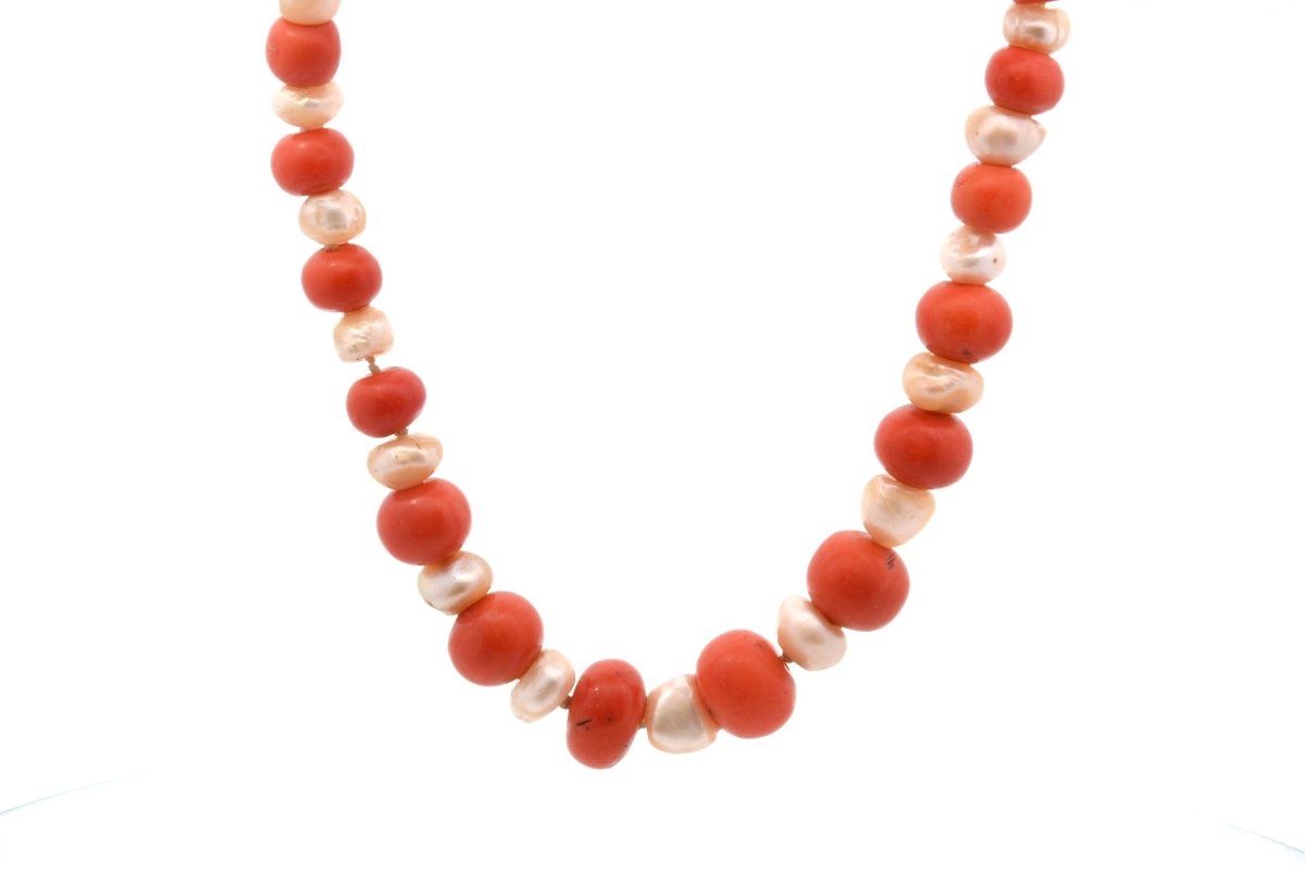 Necklace antique pearls and coral
