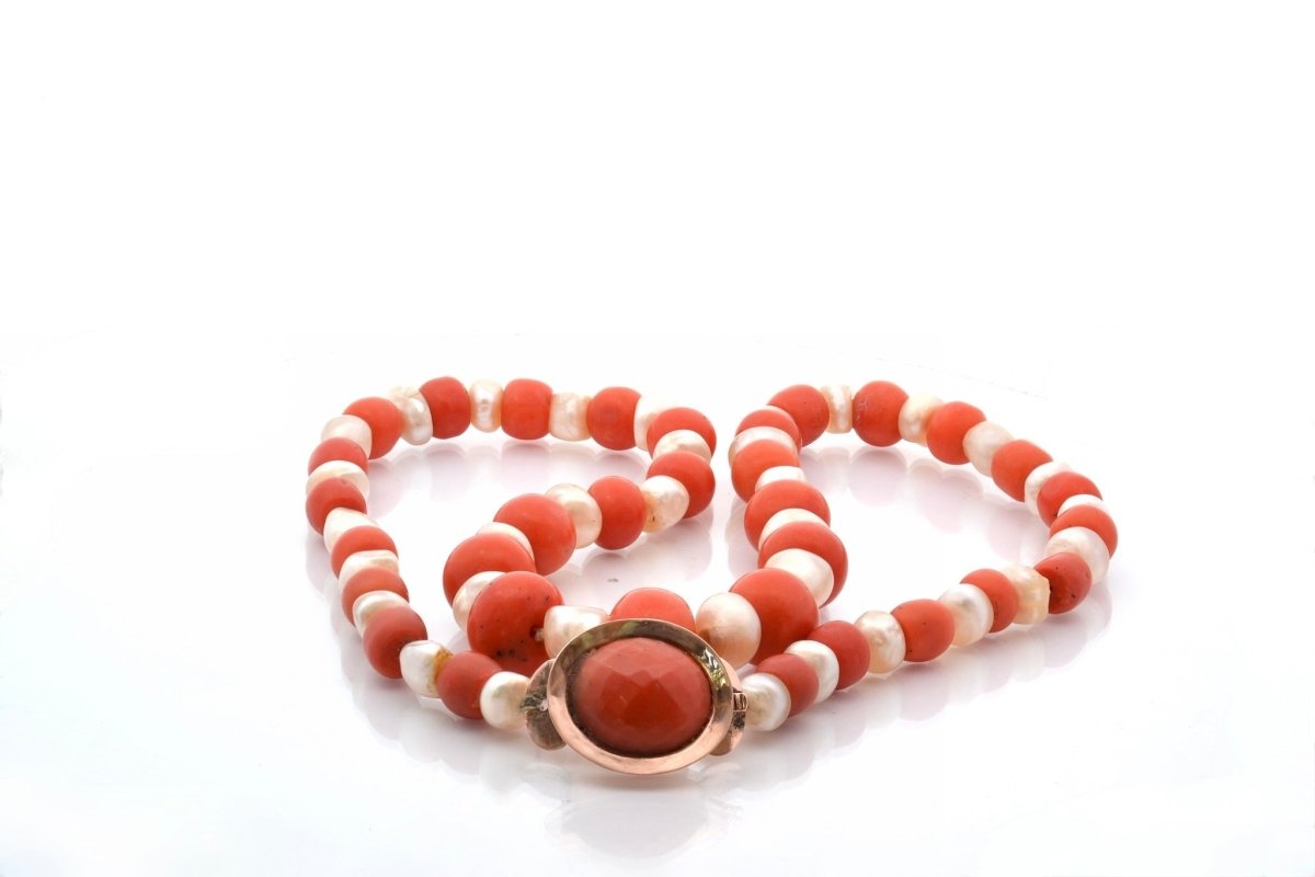 Necklace antique pearls and coral