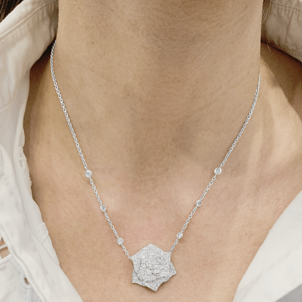 Collier PIAGET "Rose" en or blanc et diamants - Castafiore