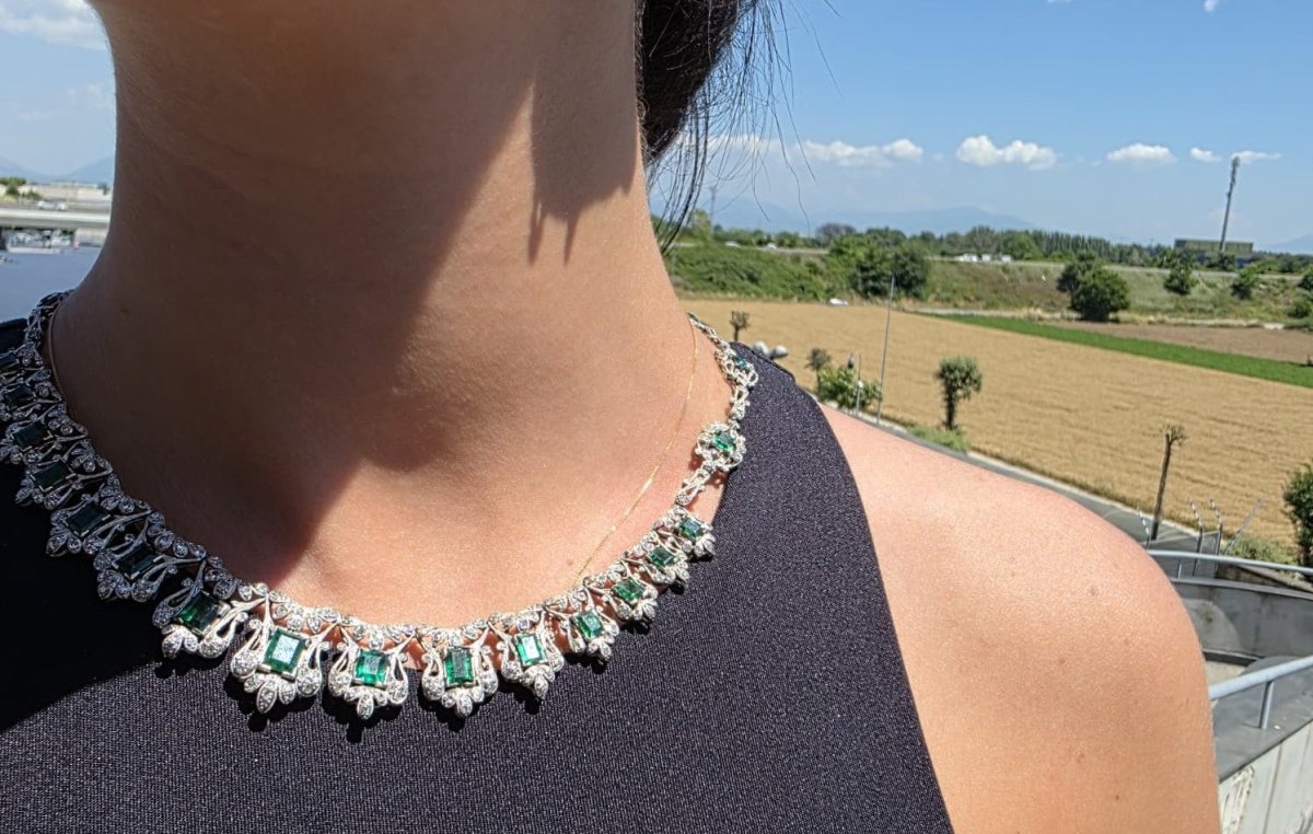 Collier Plastron en platine, émeraudes et diamants - Castafiore