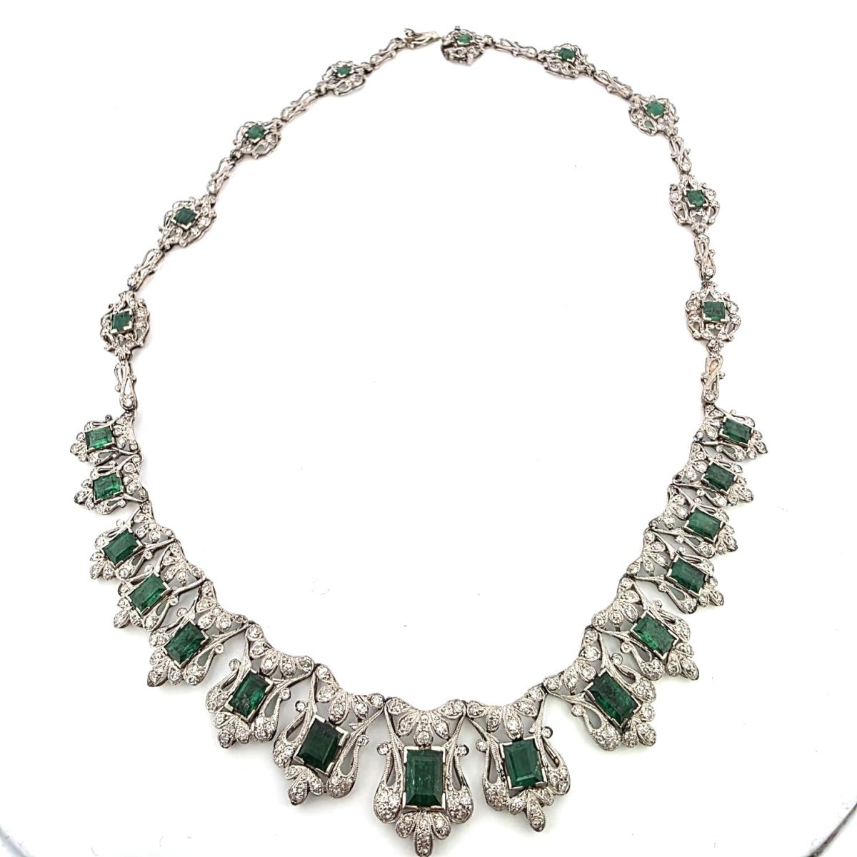 Collier Plastron en platine, émeraudes et diamants - Castafiore