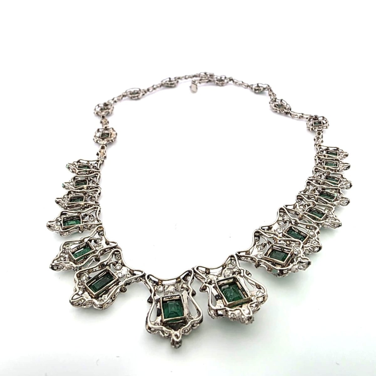 Collier Plastron en platine, émeraudes et diamants - Castafiore