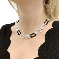Collier Ras de Cou CHANEL "Première" en or blanc, onyx et diamants - Castafiore