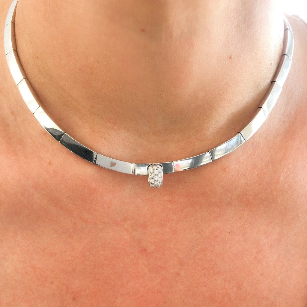 Collier rigide or gris de la maison Chaumet - Castafiore