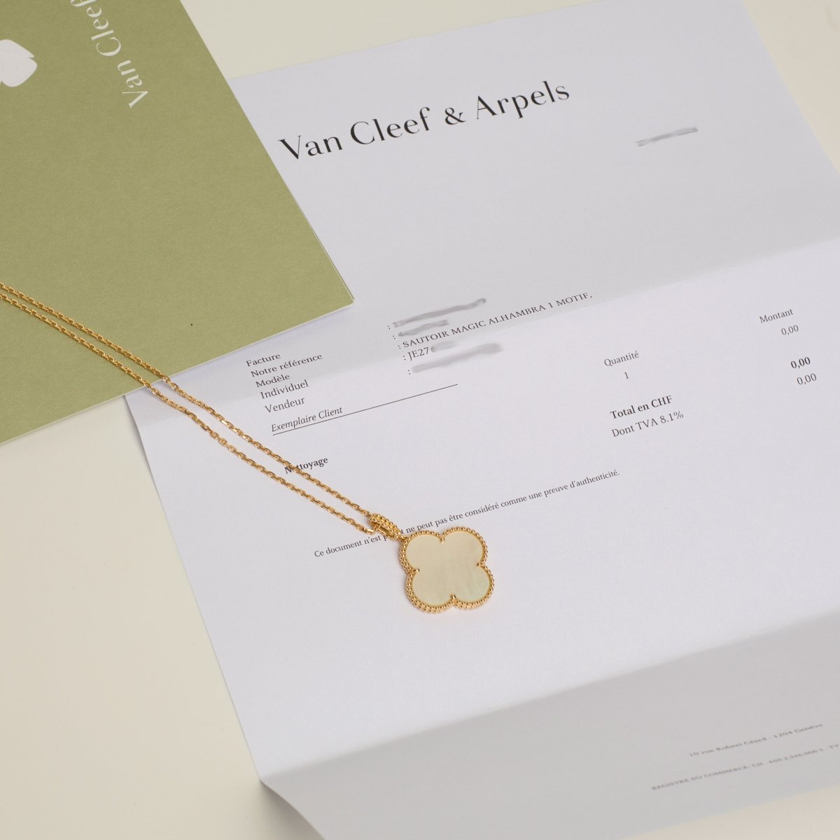 Collier Sautoir VAN CLEEF & ARPELS "Magic Alhambra" en or jaune et nacre - Castafiore