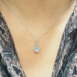 Collier solitaire en or blanc et topaze bleue - Castafiore