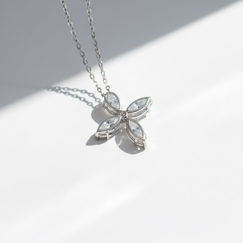 Collier Trèfle en or blanc et diamants - Castafiore