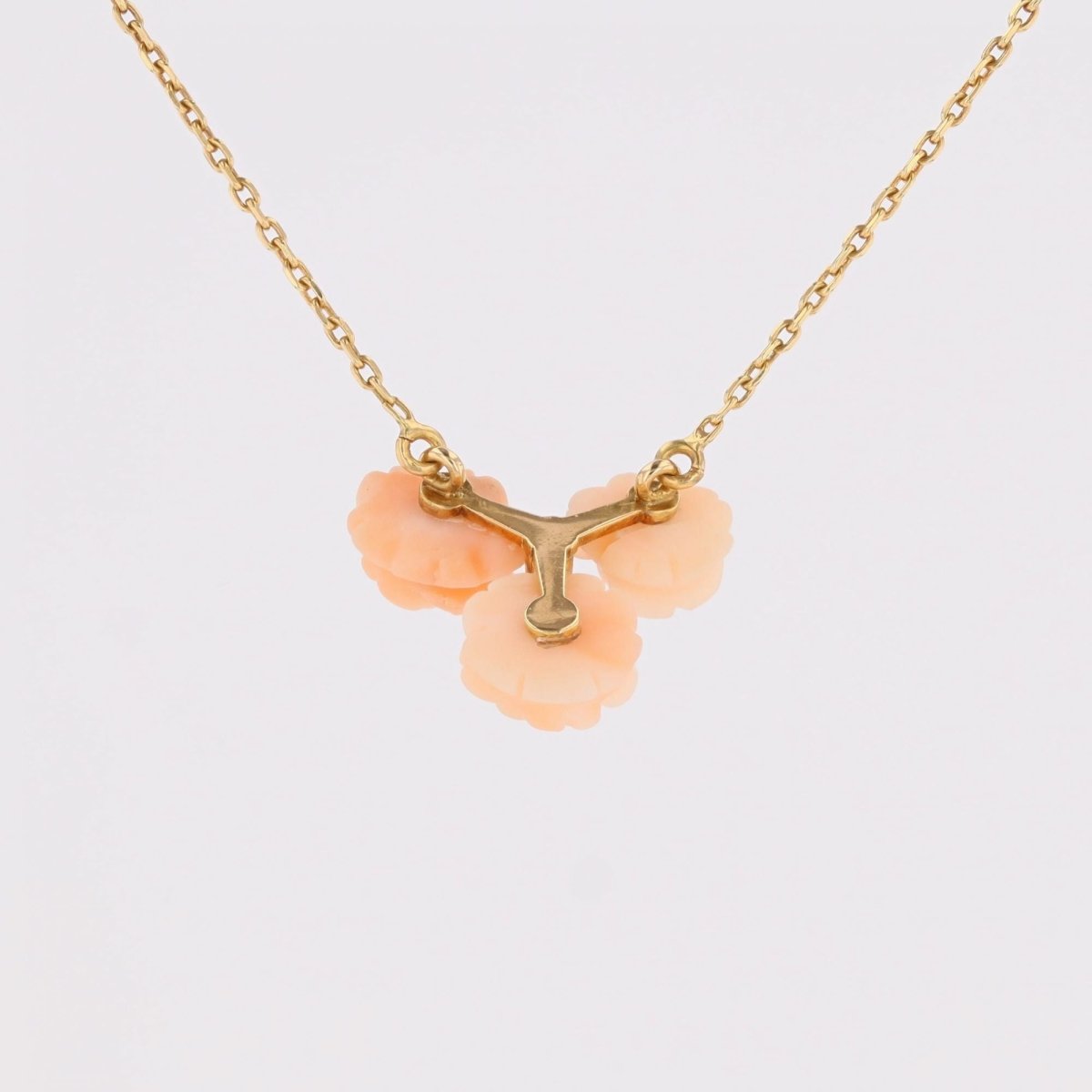 Necklace trio of angel-skin coral roses and diamond yellow gold