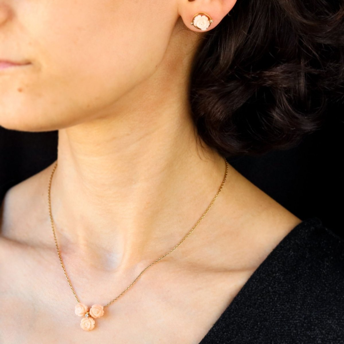 Necklace trio of angel-skin coral roses and diamond yellow gold