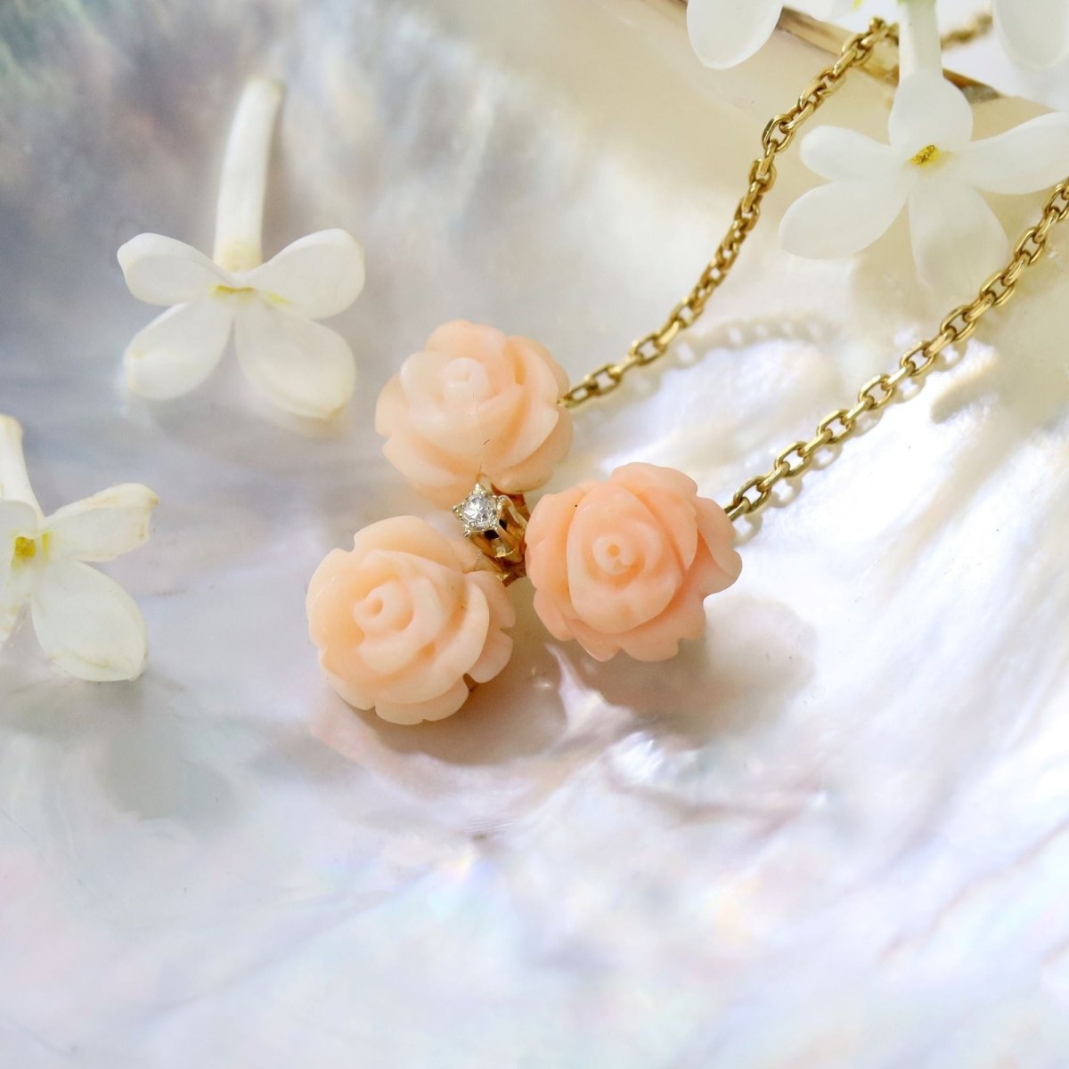 Necklace trio of angel-skin coral roses and diamond yellow gold