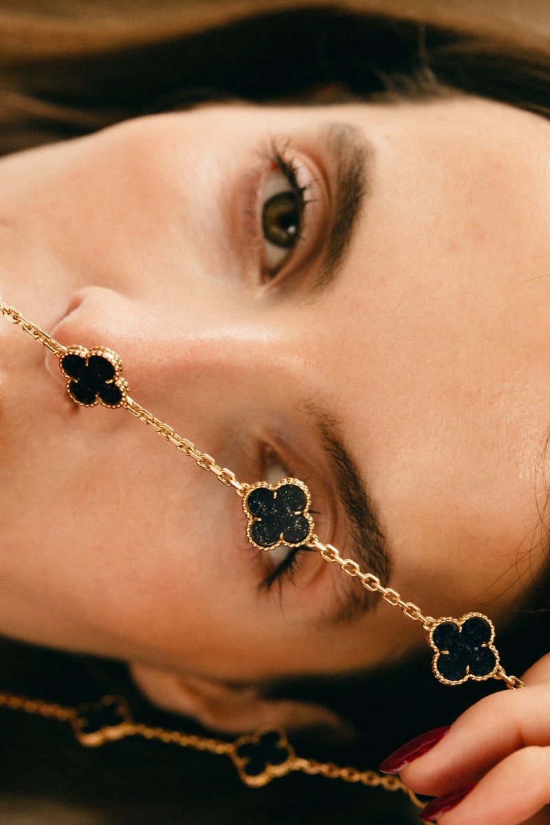 Collier VCA Alhambra en or jaune et lapis - lazuli - Castafiore