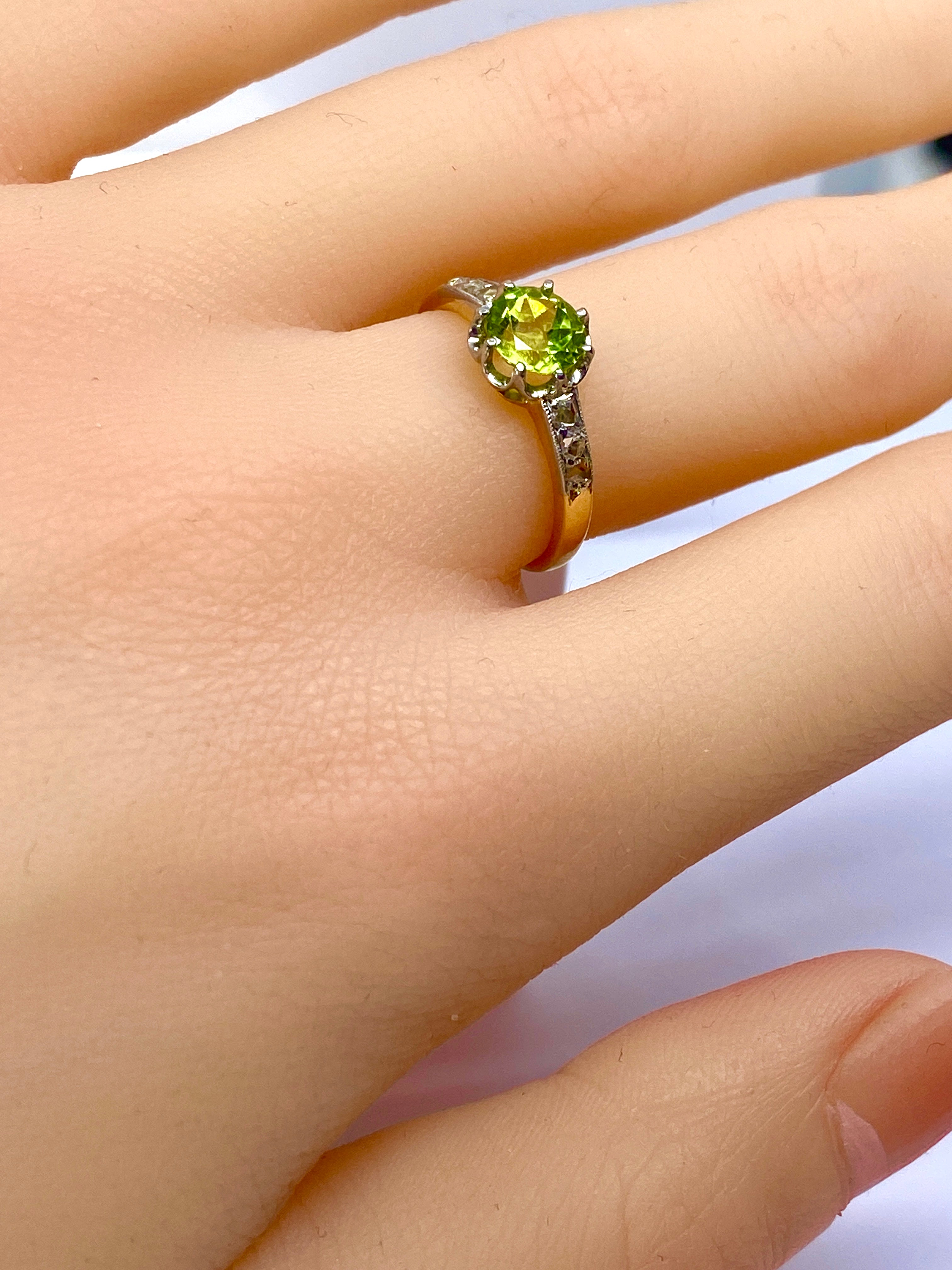 Ring in gold, peridot and diamonds circa 1900