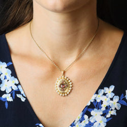 Pendentif en or jaune, perles et grenats
