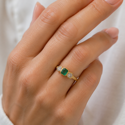 Bague Trilogie en or jaune, émeraude et diamants
